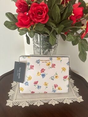 NWT Kate Spade Morgan Tulip Toss wristlet